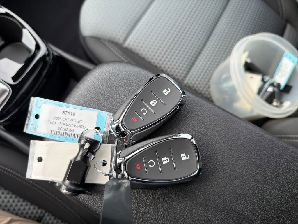 New 2025 Chevrolet Trax LT w/ Sunroof Package image 27