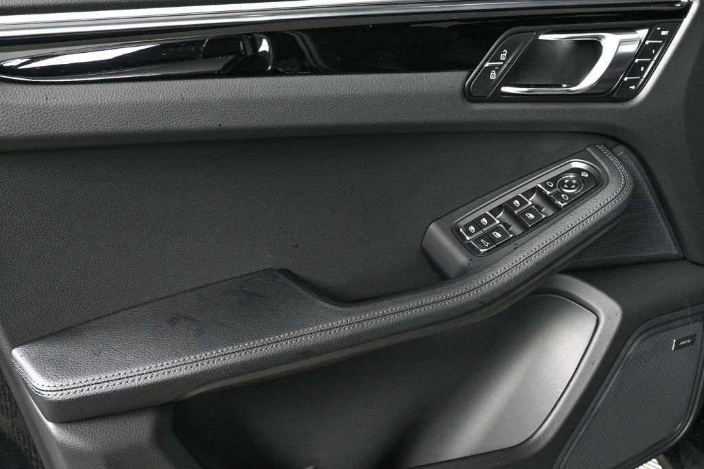 Certified 2026 Porsche Macan AWD/4WD image 6