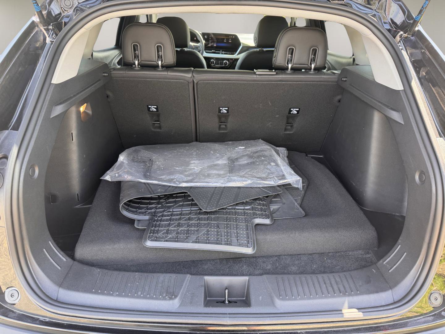 Used 2025 Chevrolet Trax LT FWD image 11