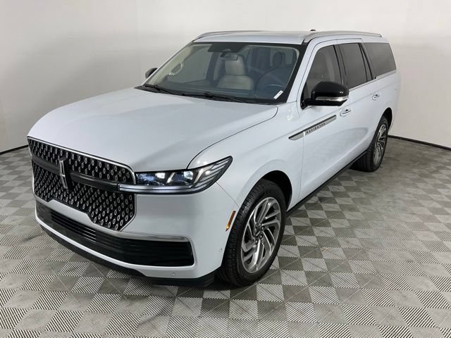 Used 2025 Lincoln Navigator L Reserve AWD/4WD image 2