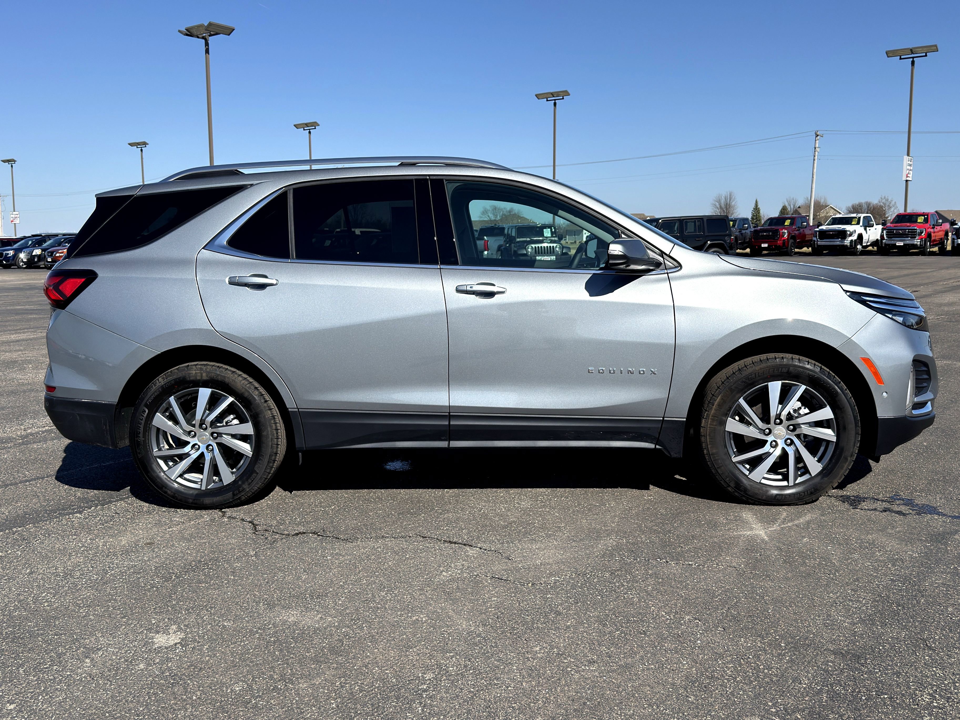 Used 2024 Chevrolet Equinox Premier image 2