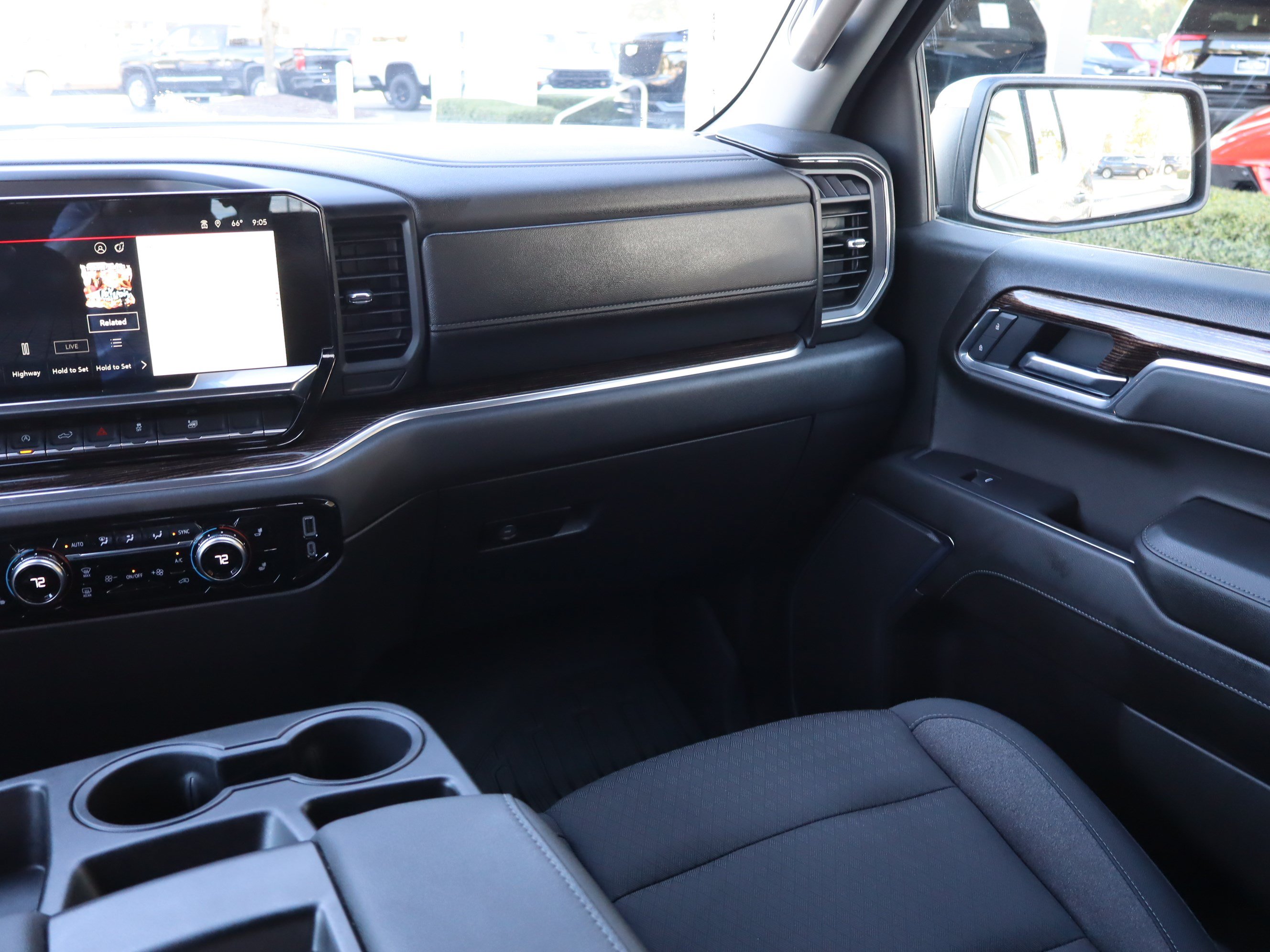 Used 2025 GMC Sierra 1500 SLE w/ Preferred Package AWD/4WD image 17