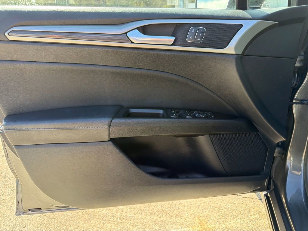 Used 2019 Ford Fusion SEL image 11