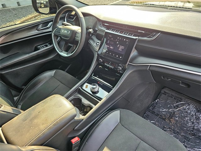 Used 2025 Jeep Grand Cherokee Altitude image 16