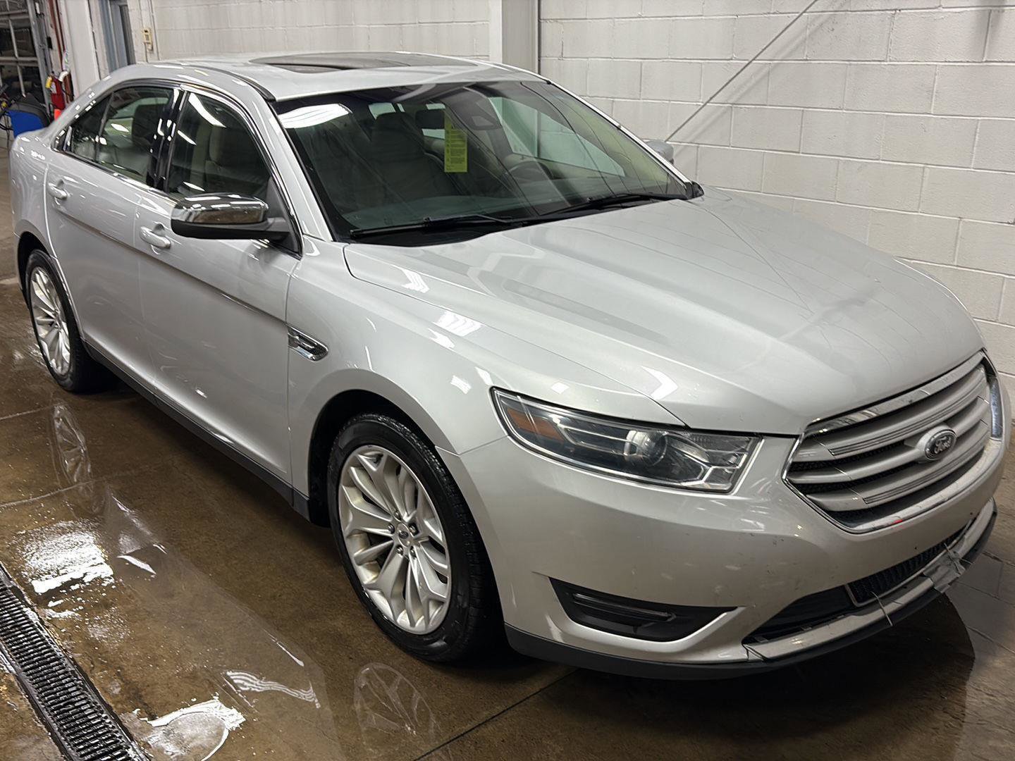 Used 2019 Ford Taurus Limited image 3