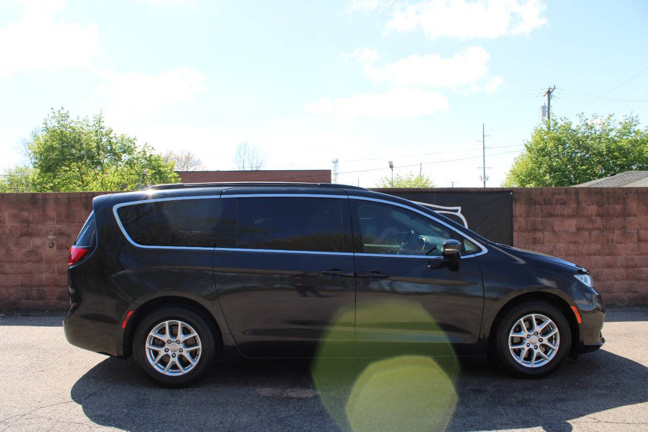 Used 2022 Chrysler Pacifica Touring-L FWD image 4