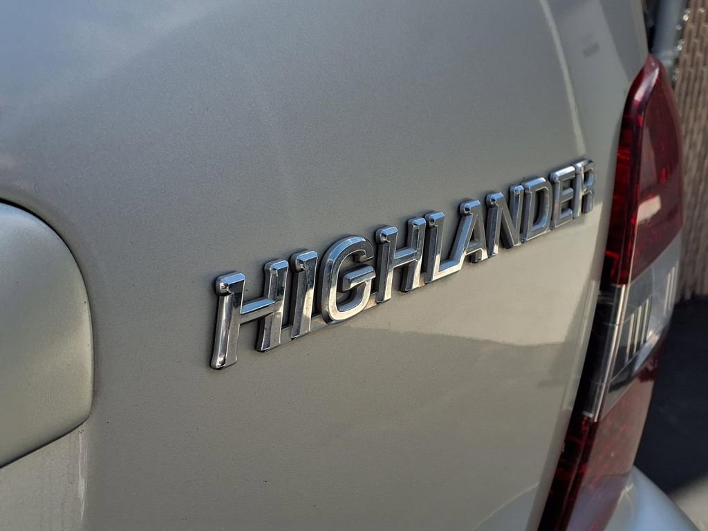Used 2005 Toyota Highlander 2WD w/ 3rd Row image 18