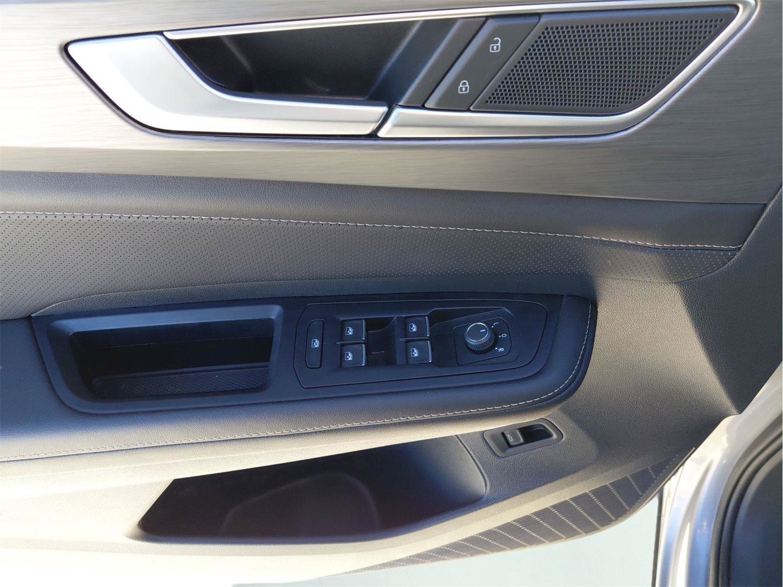 Used 2025 Volkswagen Atlas Cross Sport SE image 30