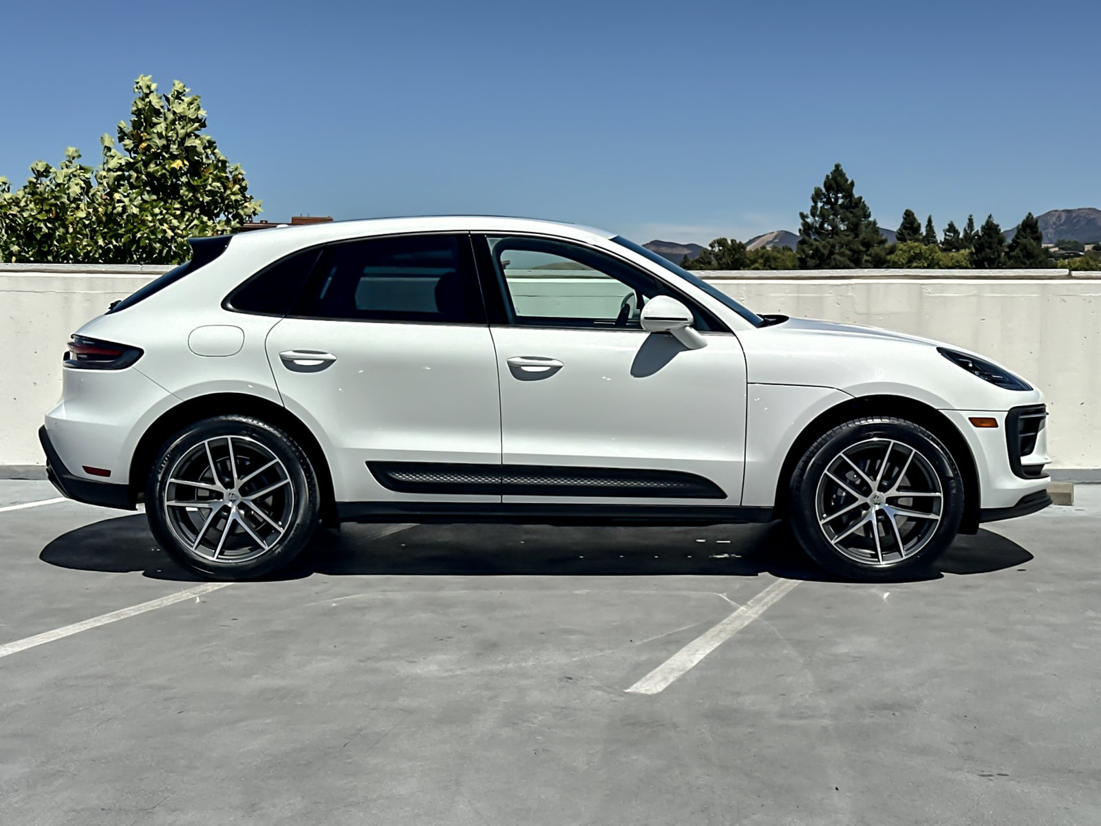Certified 2024 Porsche Macan AWD/4WD image 10