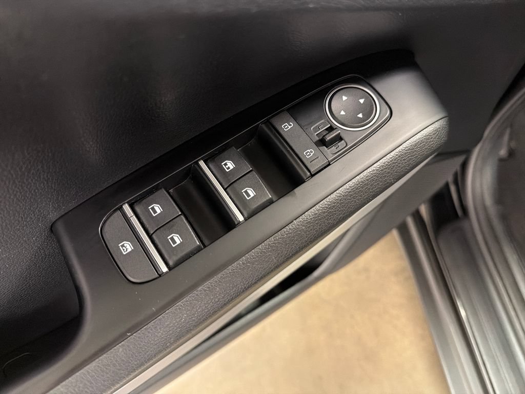 Used 2025 Kia Soul LX w/ LX Technology Package FWD image 22