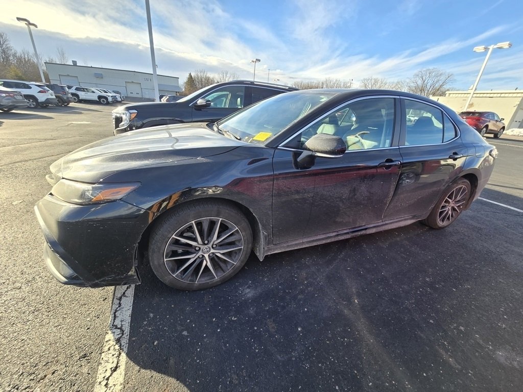Used 2024 Toyota Camry SE image 4
