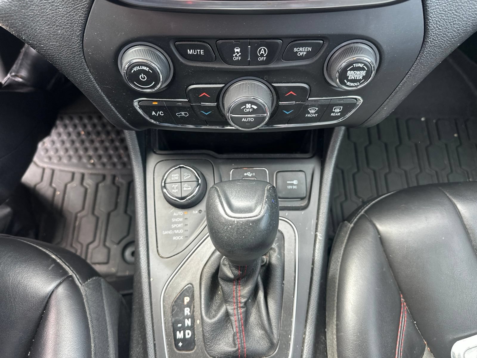 Used 2019 Jeep Cherokee Trailhawk w/ Cold Weather Group AWD/4WD image 33