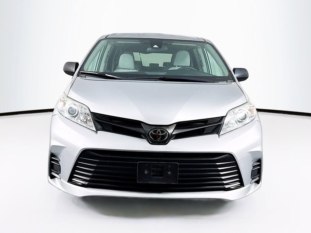 Used 2020 Toyota Sienna L image 2