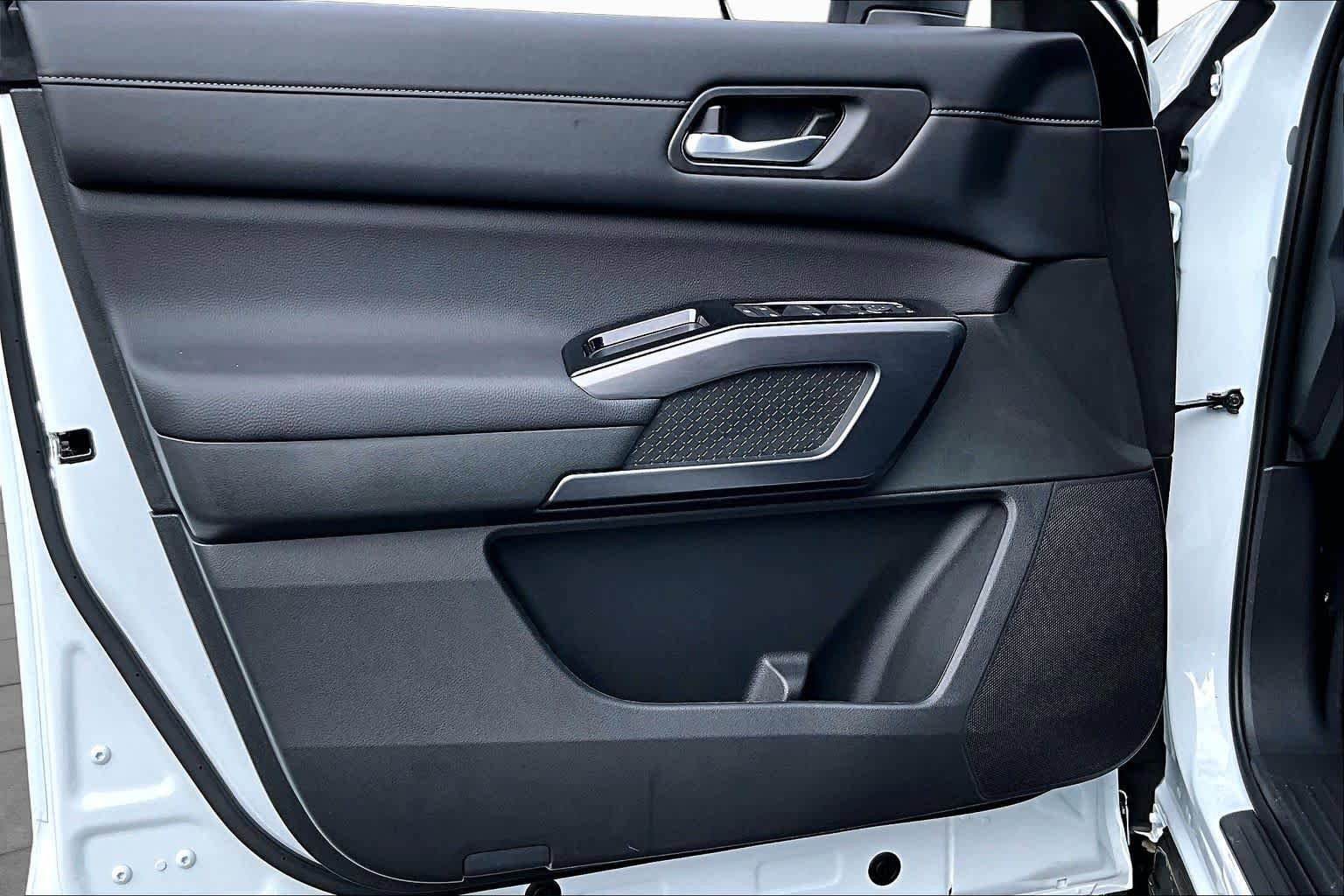New 2026 Nissan Pathfinder SL FWD image 10