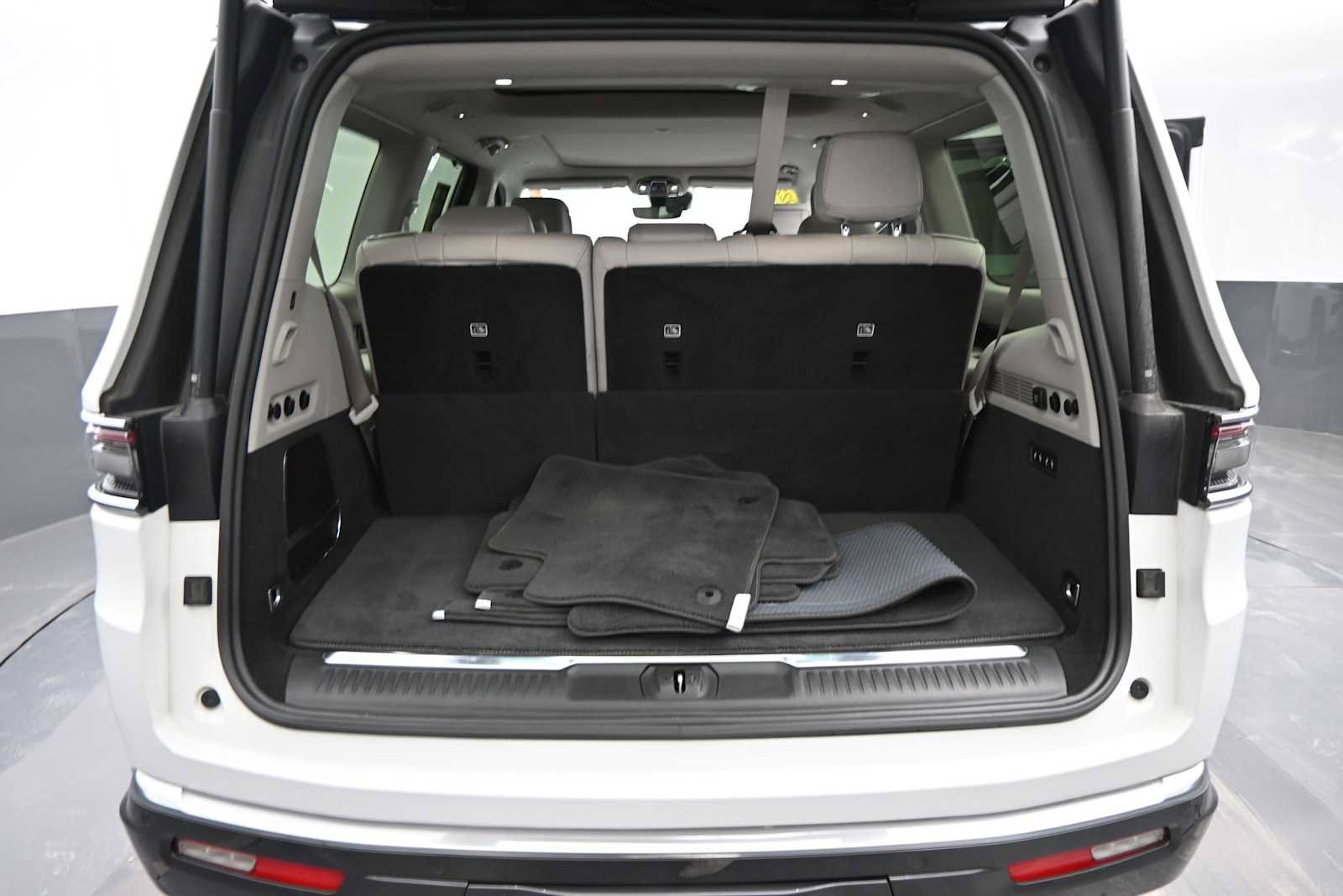 Used 2022 Jeep Grand Wagoneer Series I AWD/4WD image 13