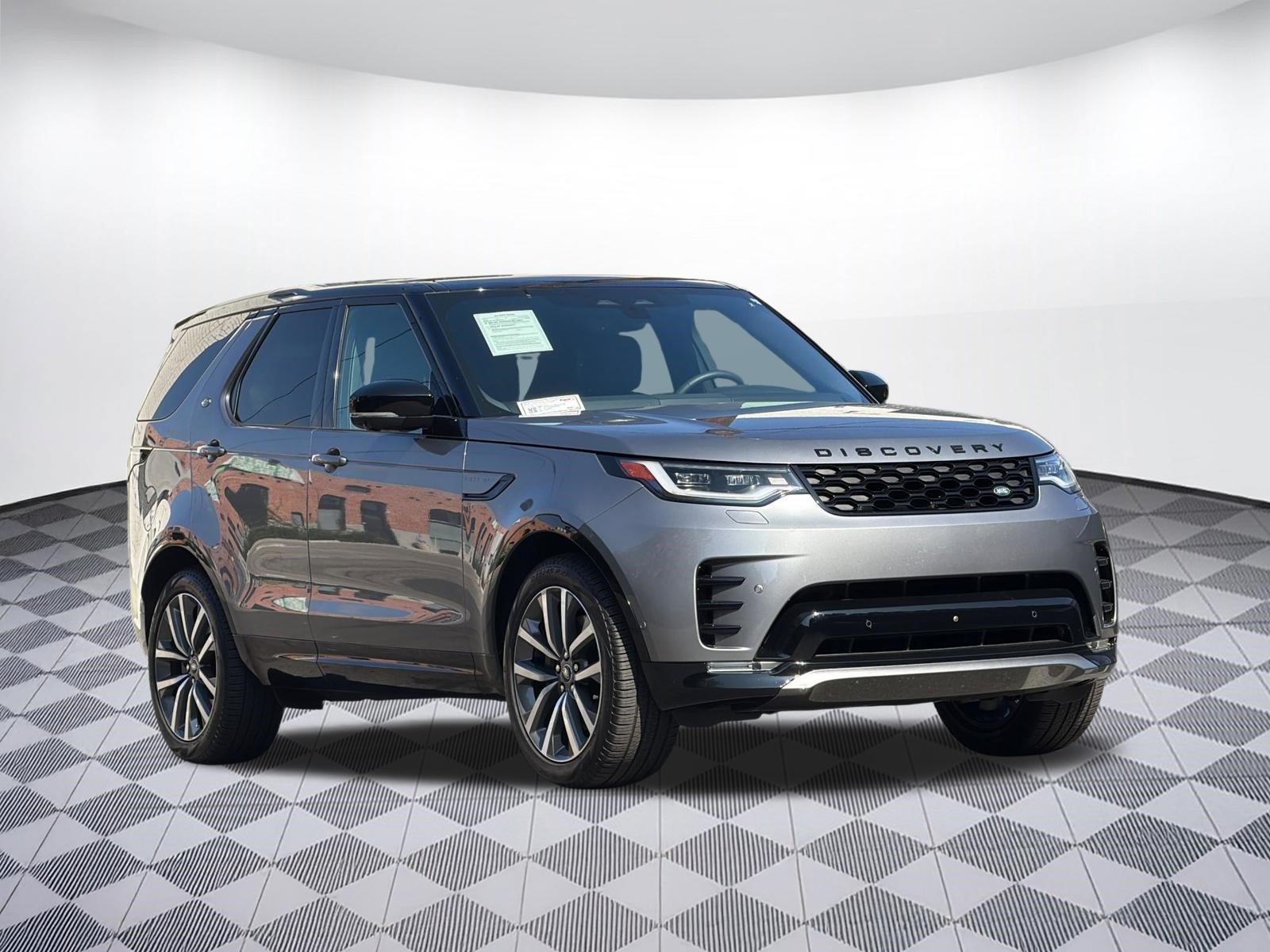 Used 2025 Land Rover Discovery Dynamic SE AWD/4WD image 7