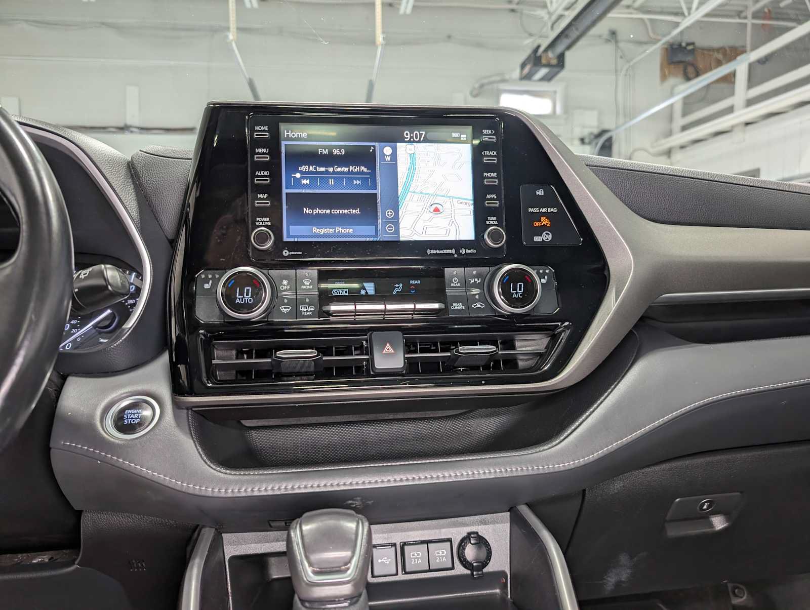 Used 2021 Toyota Highlander XLE AWD/4WD image 35