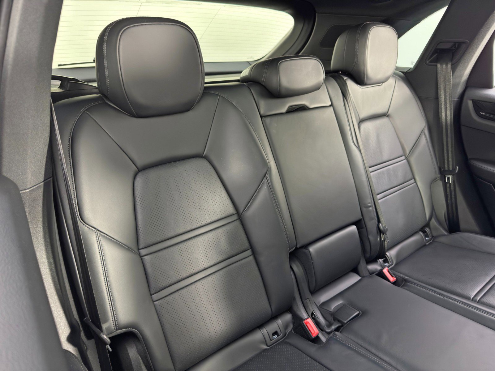 Used 2023 Porsche Cayenne Platinum Edition w/ Premium Package image 39