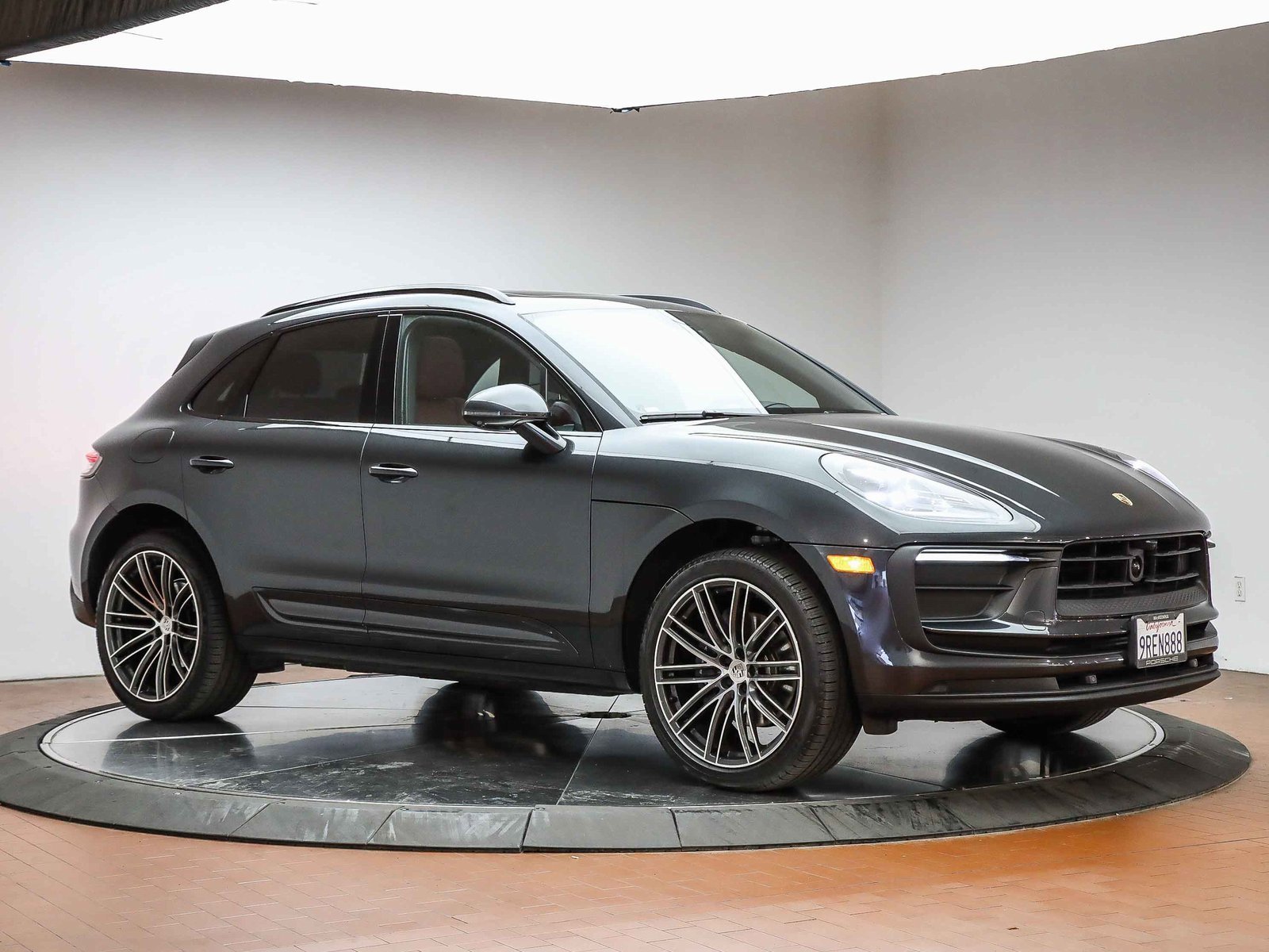 Used 2025 Porsche Macan image 16