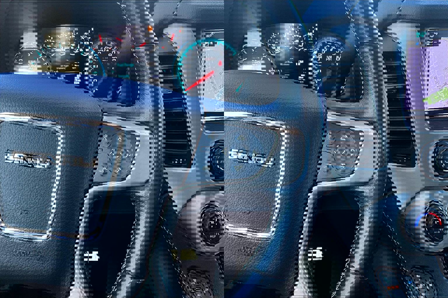 Used 2020 GMC Yukon Denali w/ Denali Premium Package image 12