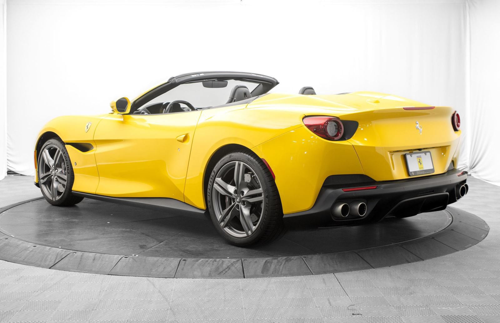 Used 2019 Ferrari Portofino RWD image 5