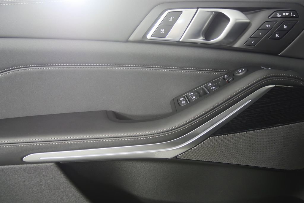 Used 2026 BMW X7 M60i image 9