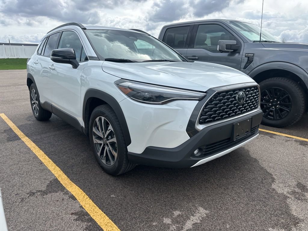 Used 2025 Toyota Corolla Cross XLE w/ Convenience Package image 6