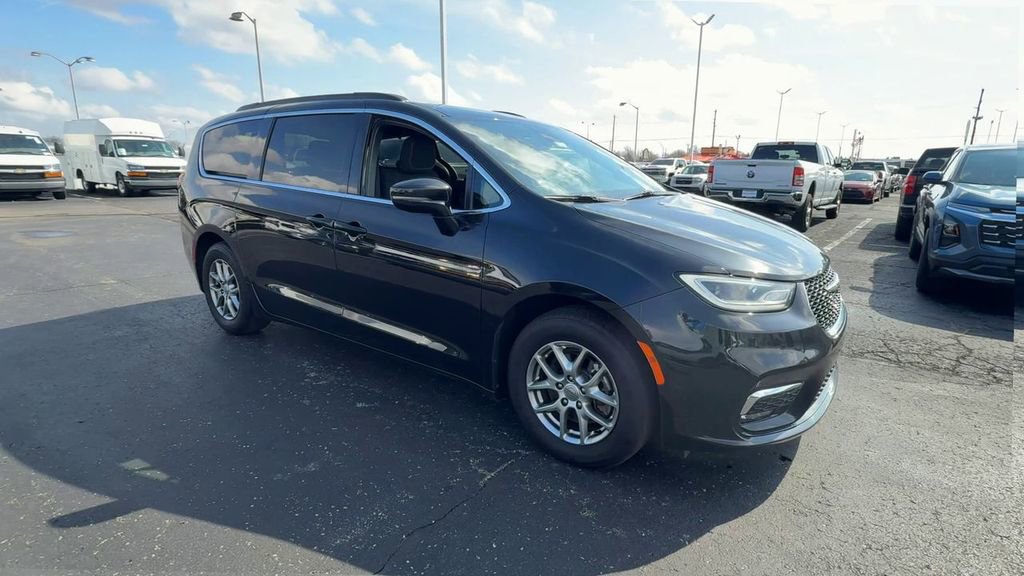 Used 2022 Chrysler Pacifica Touring FWD image 2