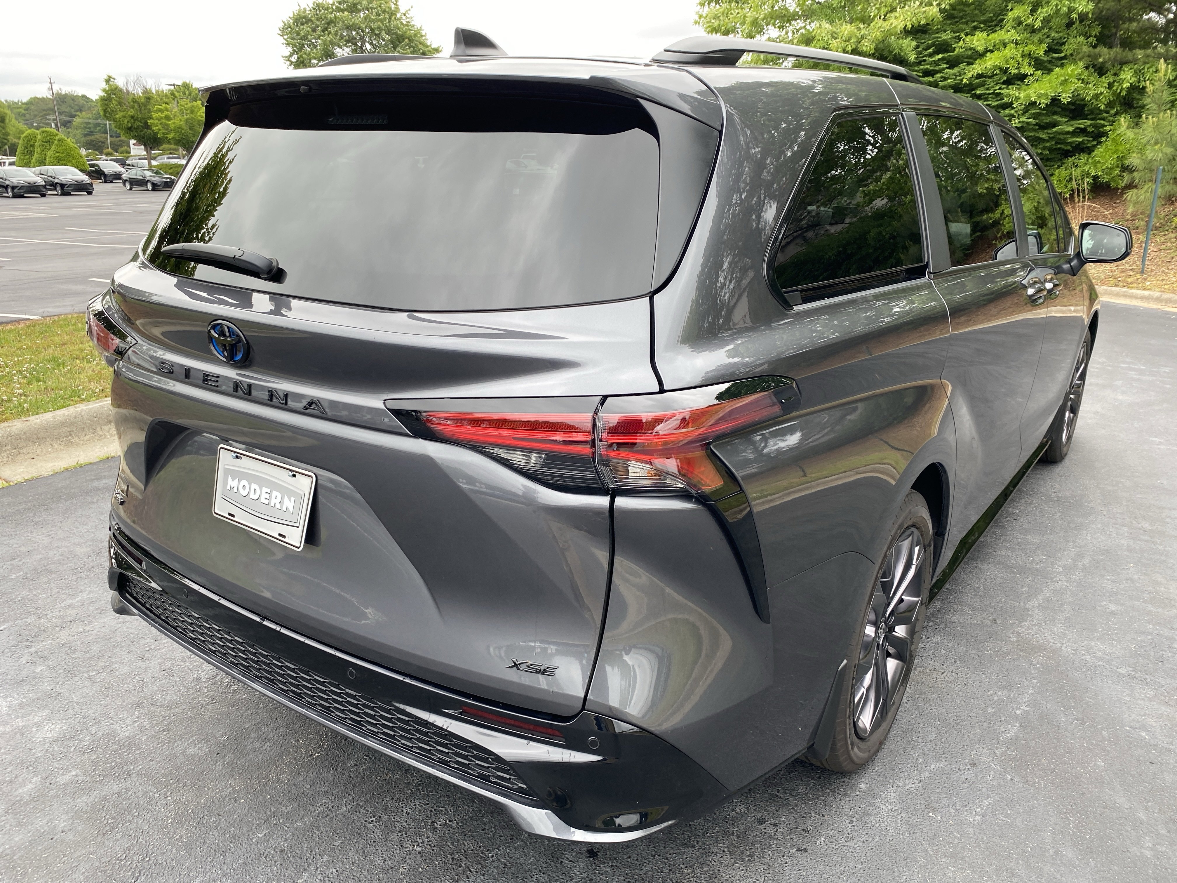 Certified 2025 Toyota Sienna XSE w/ XSE Plus Package FWD image 5