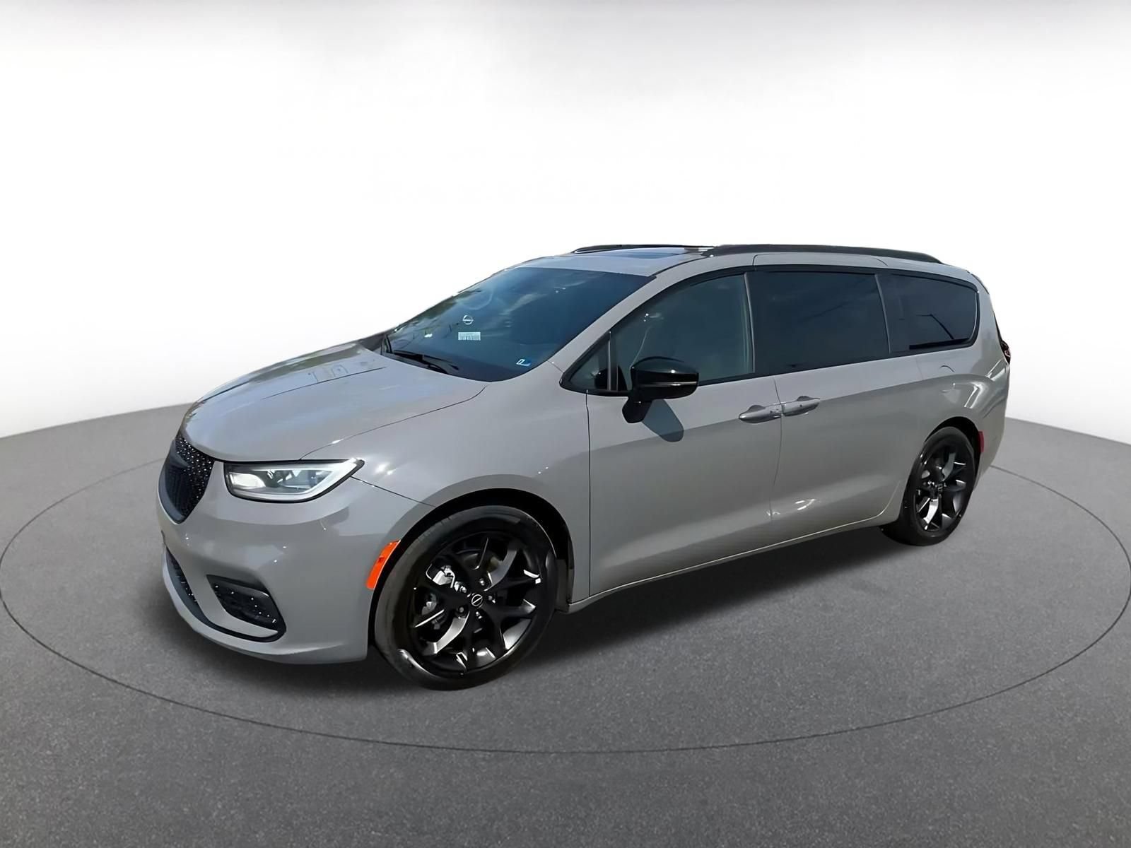 Used 2025 Chrysler Pacifica Limited FWD image 7