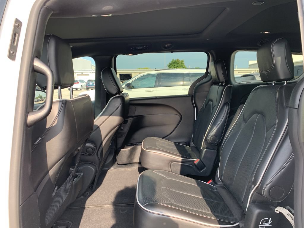 Used 2025 Chrysler Pacifica Limited FWD image 18