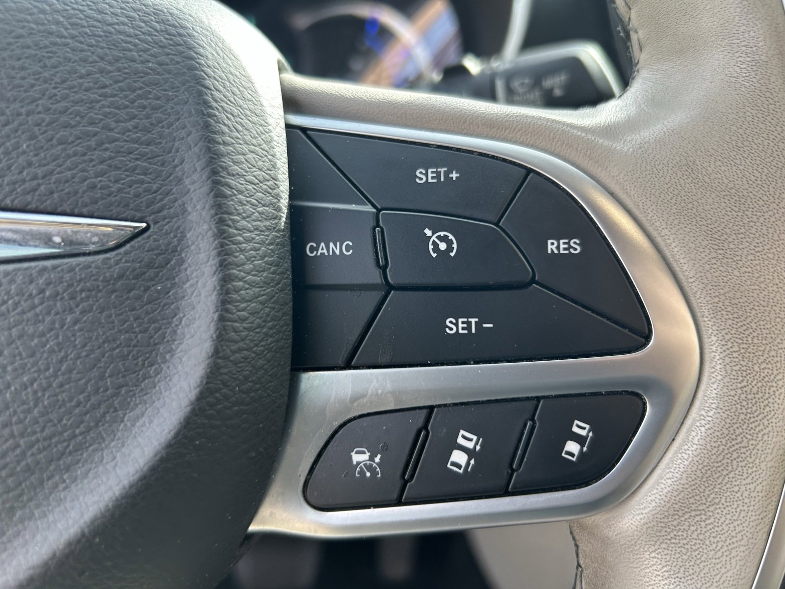 Used 2020 Chrysler Pacifica Limited w/ Advanced Safetytec Group image 19