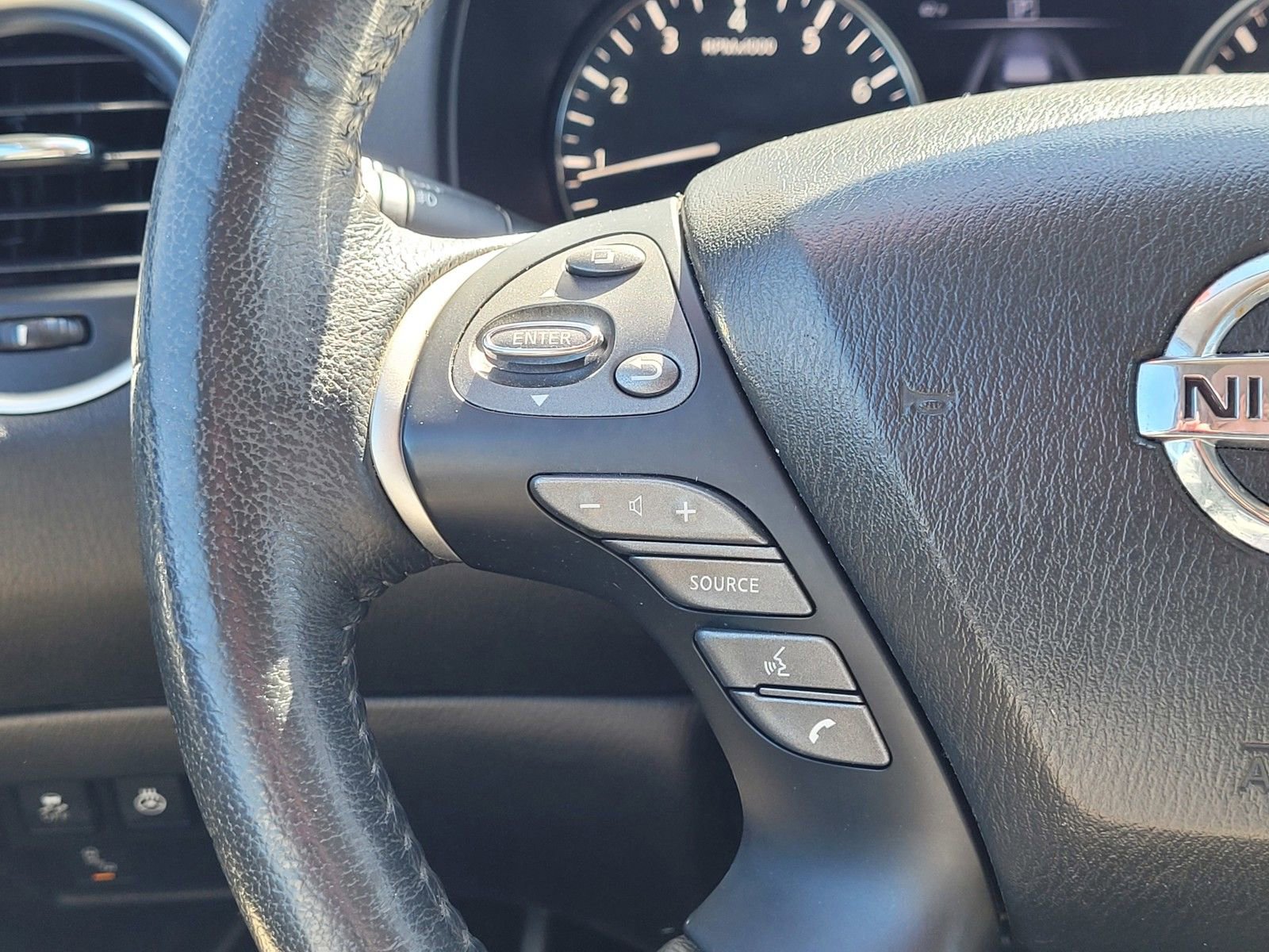 Used 2018 Nissan Pathfinder SV w/ SV Tech Package image 19