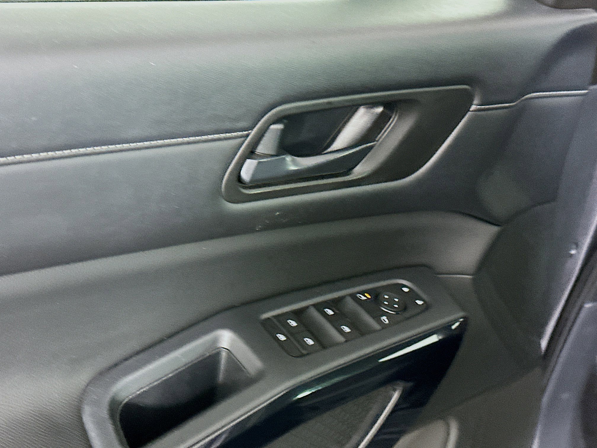 Used 2025 Nissan Pathfinder SV image 15