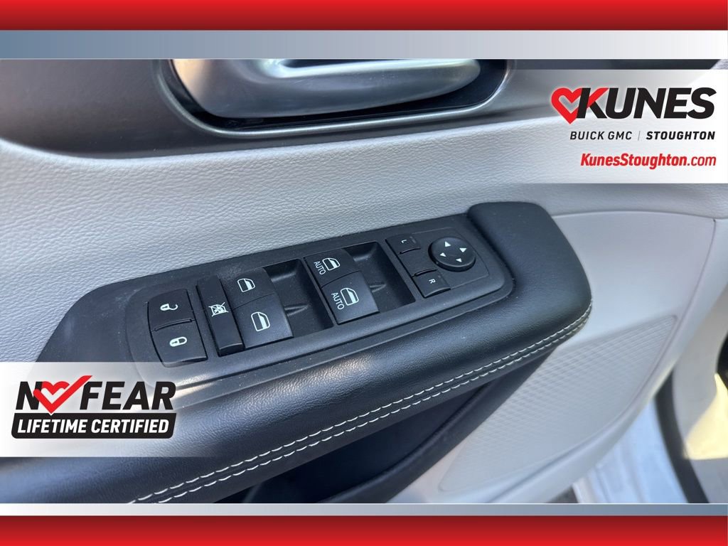 Used 2023 Chrysler Pacifica Touring-L image 20