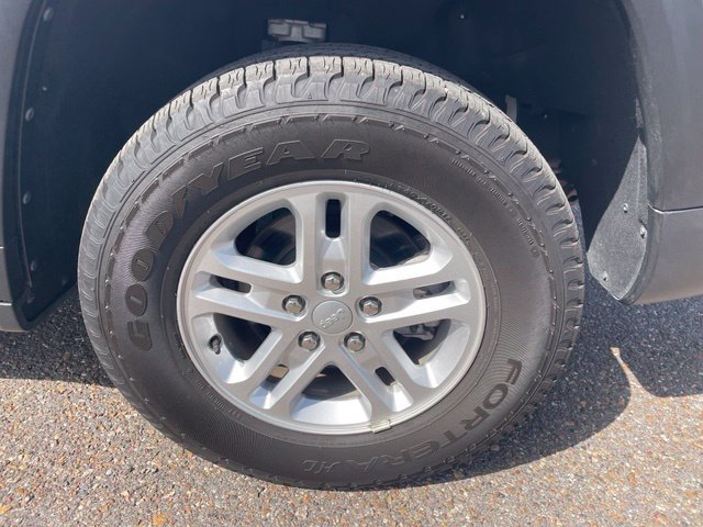 Used 2025 Jeep Grand Cherokee Laredo RWD image 10