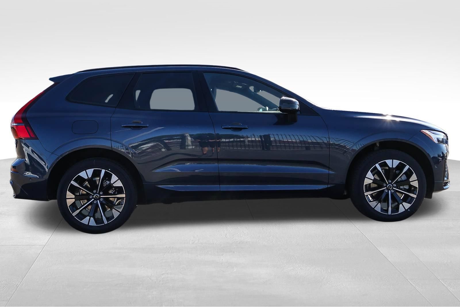 New 2026 Volvo XC60 T8 Plus w/ Climate Package AWD/4WD image 4