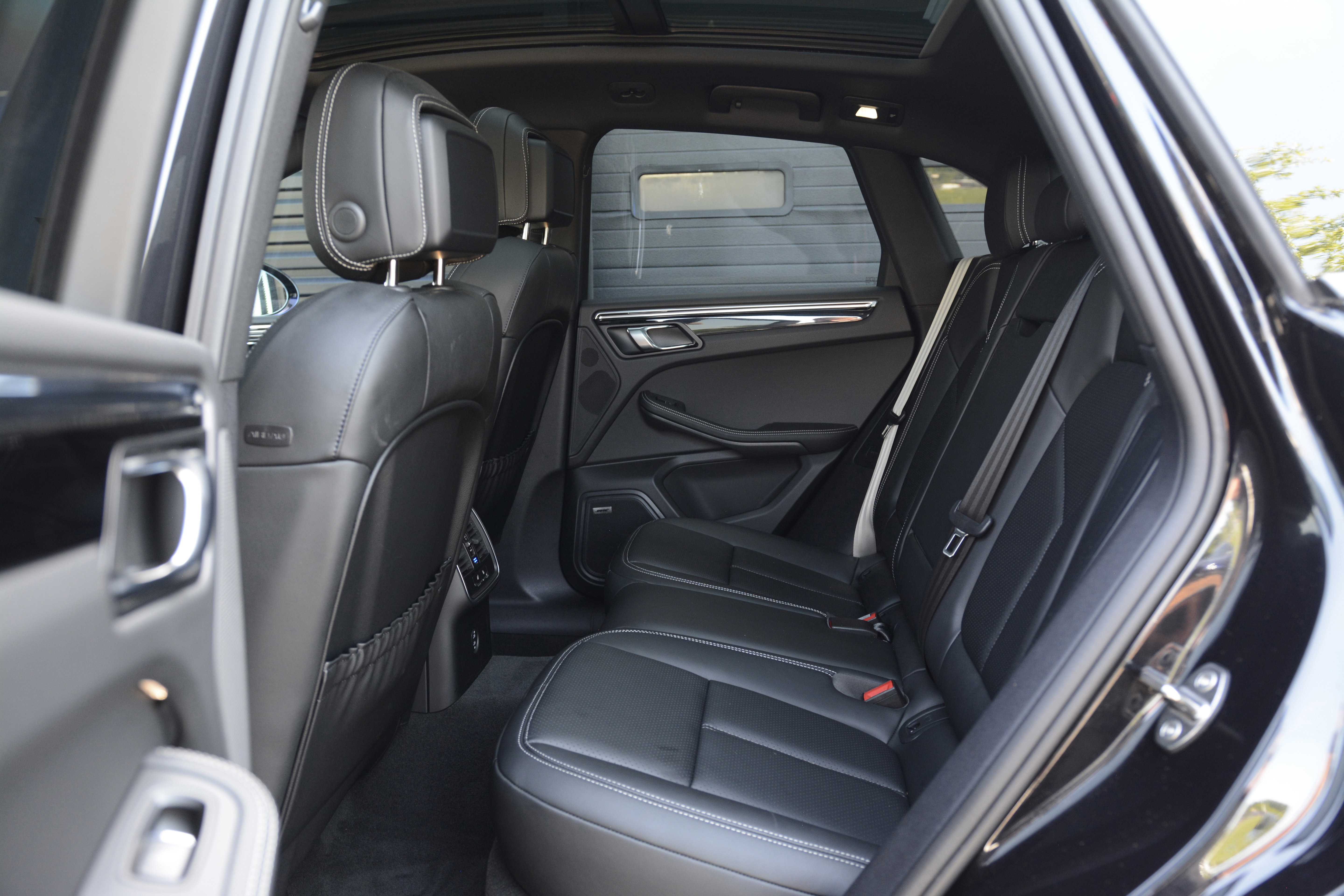 Certified 2026 Porsche Macan AWD/4WD image 30