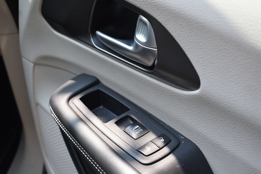 Used 2024 Chrysler Pacifica Touring-L FWD image 22