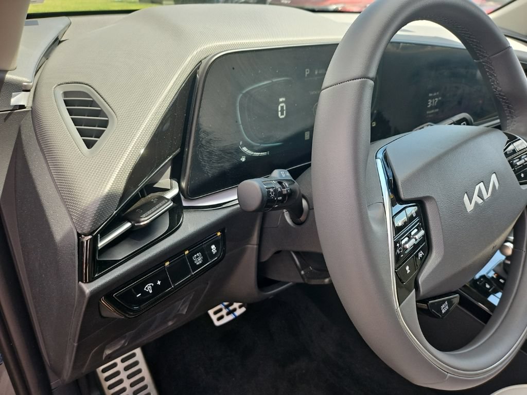 Used 2025 Kia Niro EX Touring FWD image 11