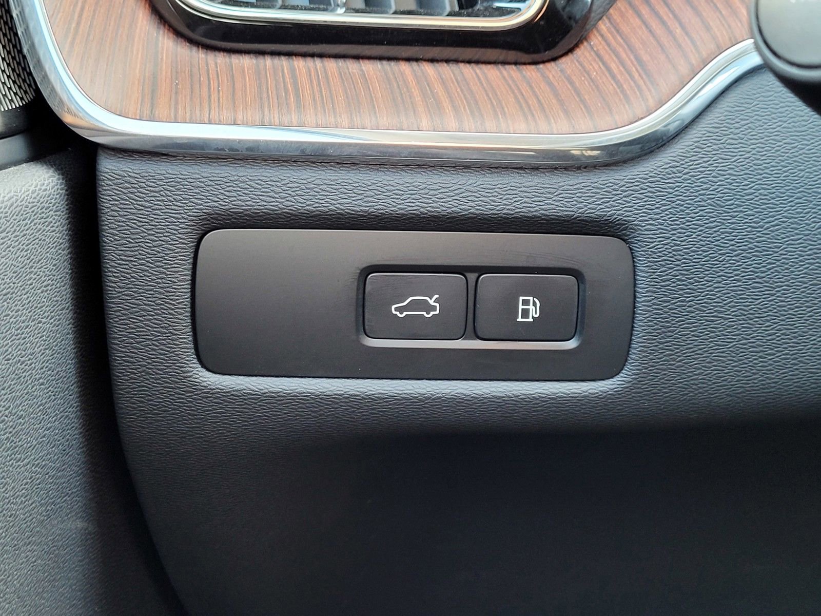 Certified 2024 Volvo XC60 T8 Ultimate w/ Protection Package Premier image 17