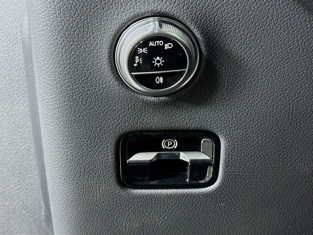 Used 2025 Mercedes-Benz GLC 43 AMG 4MATIC image 10