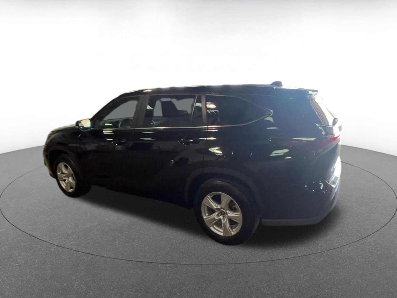 Used 2025 Toyota Highlander LE FWD image 10