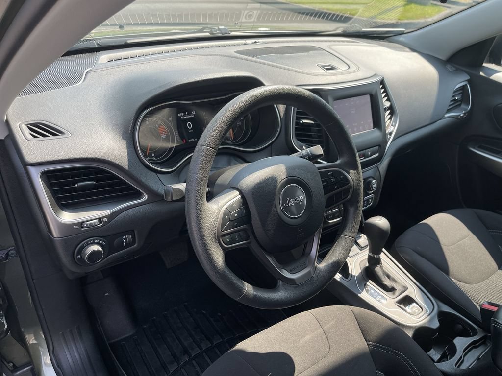 Used 2021 Jeep Cherokee Latitude FWD image 10