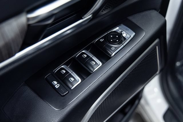 Used 2024 Kia Telluride EX w/ EX Captain's Chair Package FWD image 12