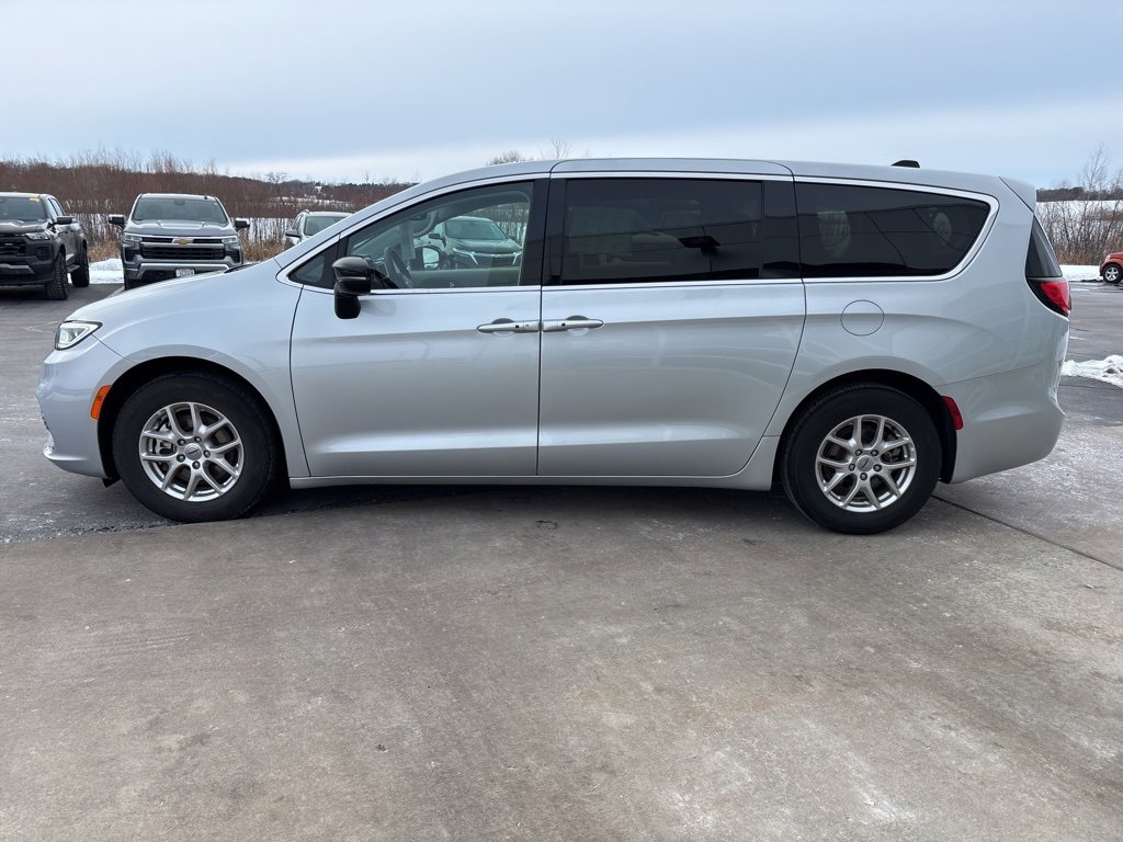 Used 2024 Chrysler Pacifica Touring-L image 4