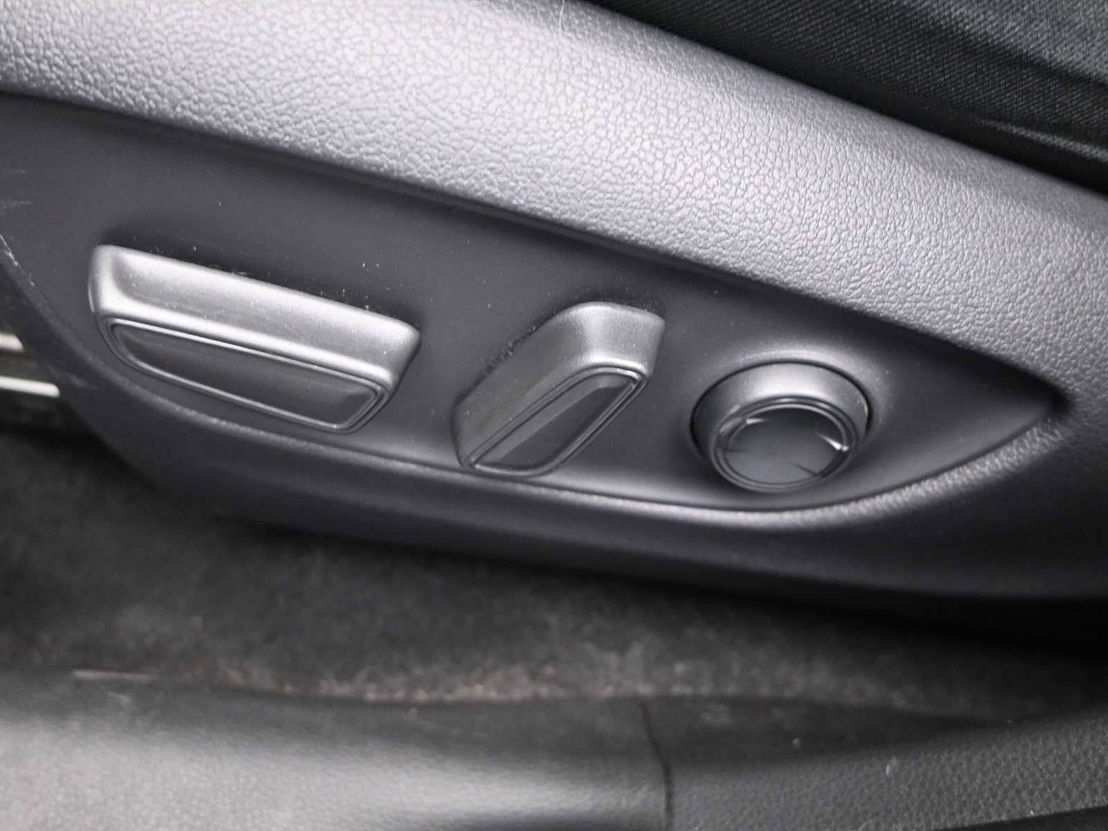 Used 2021 Toyota RAV4 SE w/ Weather & Moonroof Package image 20