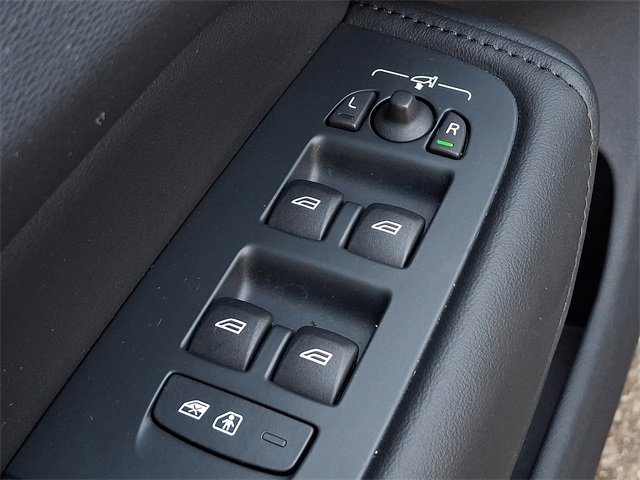 Certified 2025 Volvo XC60 B5 Plus image 27