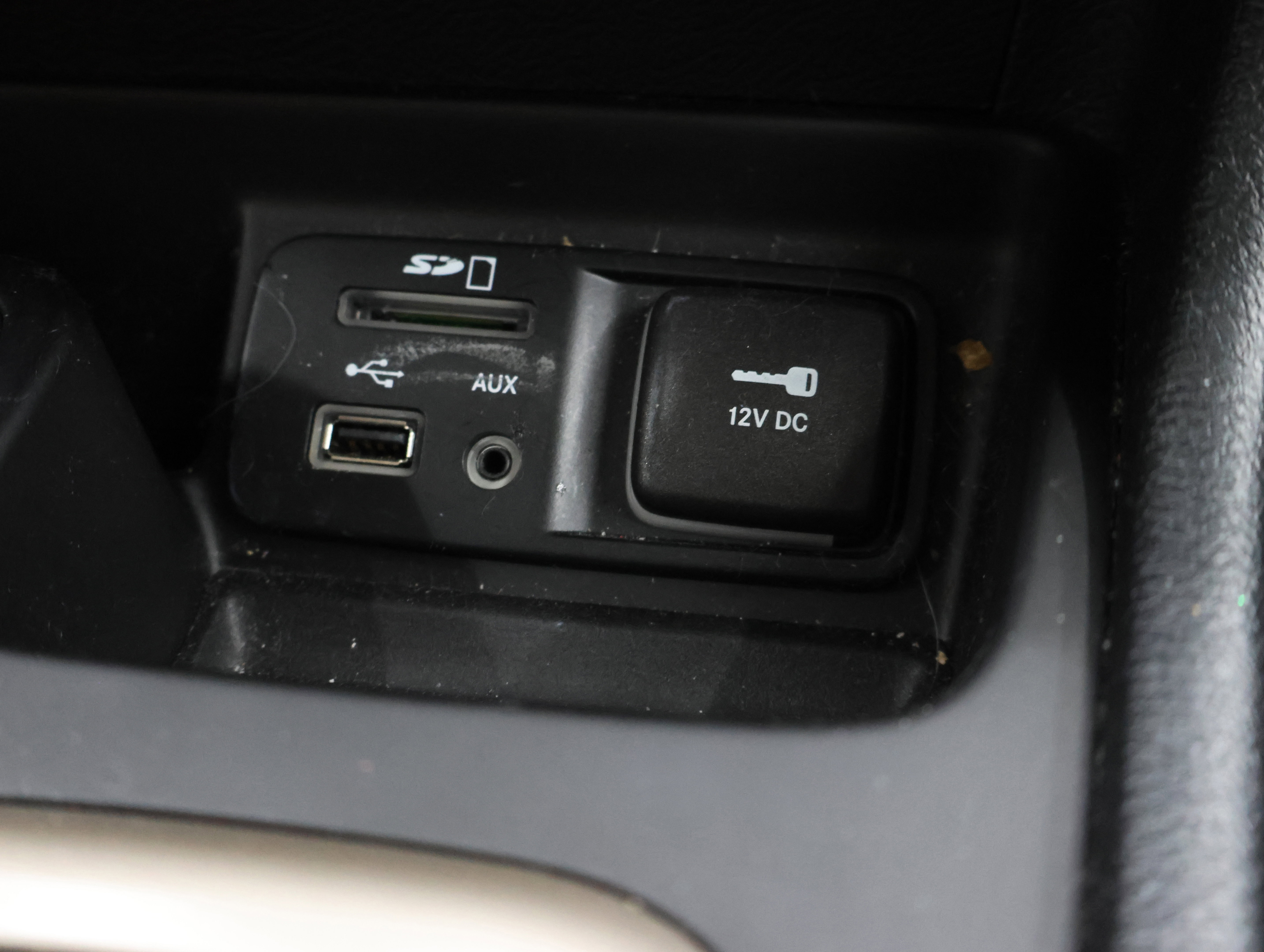 Used 2016 Jeep Cherokee Latitude w/ Cold Weather Group AWD/4WD image 40