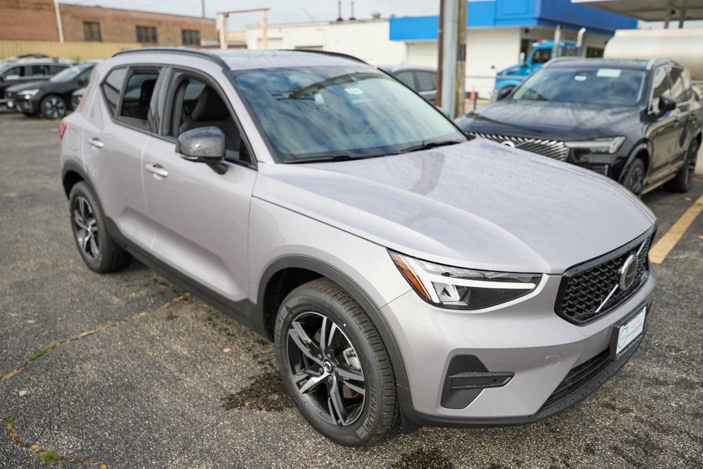 New 2026 Volvo XC40 B5 Core w/ Climate Package image 4